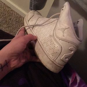 White Jordan’s size 7